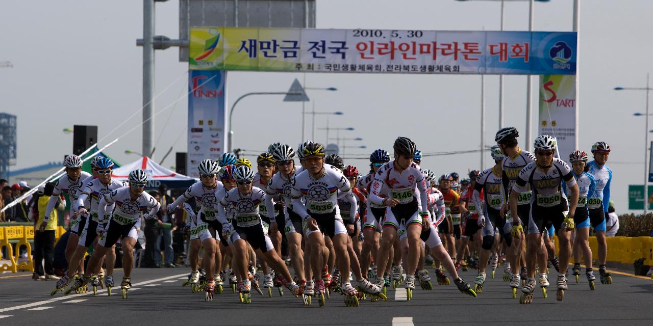 팀을 이뤄 출발하는 인라인 마라톤 대화 참가자들1