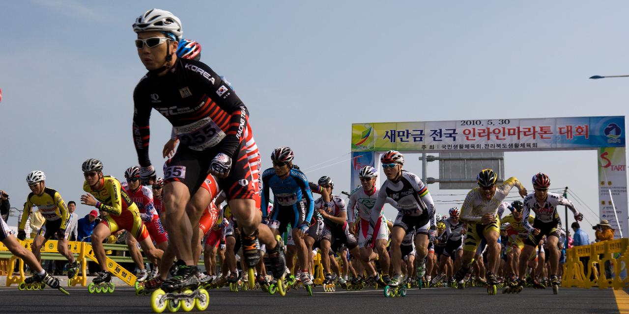 출발선에서 출발하는 새만금 인라인 마라톤 대회 선수들3