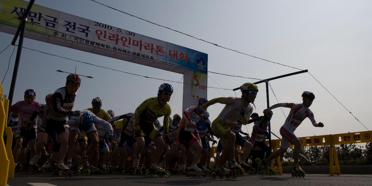 출발선에서 출발하는 새만금 인라인 마라톤 대회 선수들11