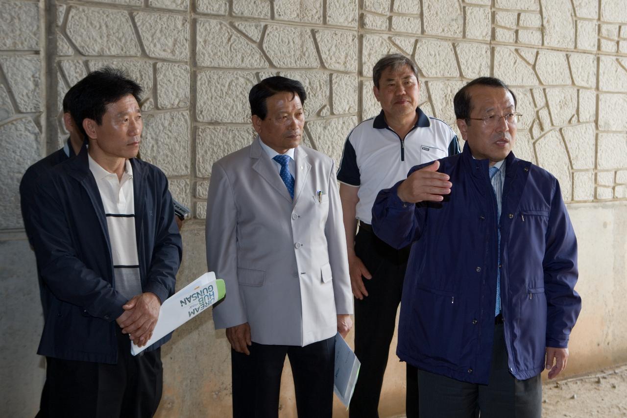 구제역 현장점검하러 현장에 모인 부시장님과 직원들5