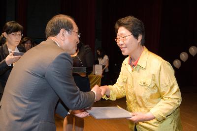 상장을 수여하는 부시장님의 모습1