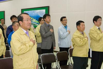 국기에 대한 경례를 하는 직원들과 부시장님