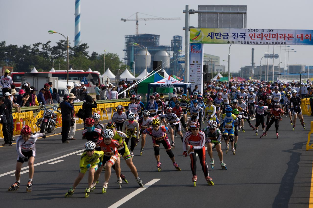 출발선에서 출발하는 새만금 인라인 마라톤 대회 선수들15