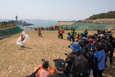 승무를 추는 모델을 찍는 대회 참가자들1