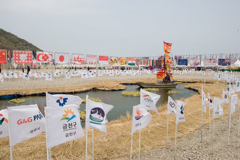 가운데 연못 주위로 세계 나라들 국기와 우리나라 각 지역을 대표하는 깃발들1