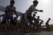 출발선에서 출발하는 새만금 인라인 마라톤 대회 선수들13사진(00025)