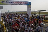 출발선에서 출발하는 새만금 인라인 마라톤 대회 선수들14사진(00026)