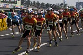 팀을 이뤄 달려나가는 인라인 마라톤 대회 참가자들1사진(00031)