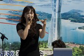 벚꽃 가요제 참가자가 노래부르는 모습3사진(00008)