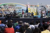 벚꽃 가요제 관람객들과 무대에서 노래부르는 초청가수1사진(00018)