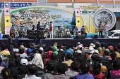 벚꽃 가요제 관람객들과 무대에서 노래부르는 초청가수3사진(00027)