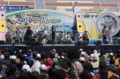 벚꽃 가요제 관람객들과 무대에서 노래부르는 참가자1사진(00030)