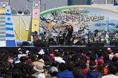 벚꽃 가요제 관람객들과 무대에서 노래부르는 참가자2사진(00033)