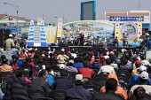 벚꽃 가요제 관람객들과 무대에서 노래부르는 참가자3사진(00036)