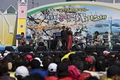벚꽃 가요제 관람객들과 무대에서 노래부르는 참가자7사진(00048)