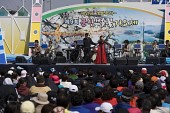 벚꽃 가요제 관람객들과 무대에서 노래부르는 참가자8사진(00051)
