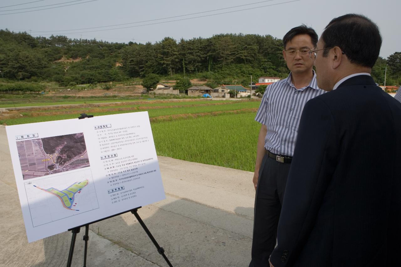 옥구소도읍 육성사업 추진사항 글을 보며 설명을 들으시는 부시장님23