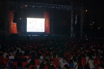 축구경기가 보여지는 스크린을 보는 시민들1