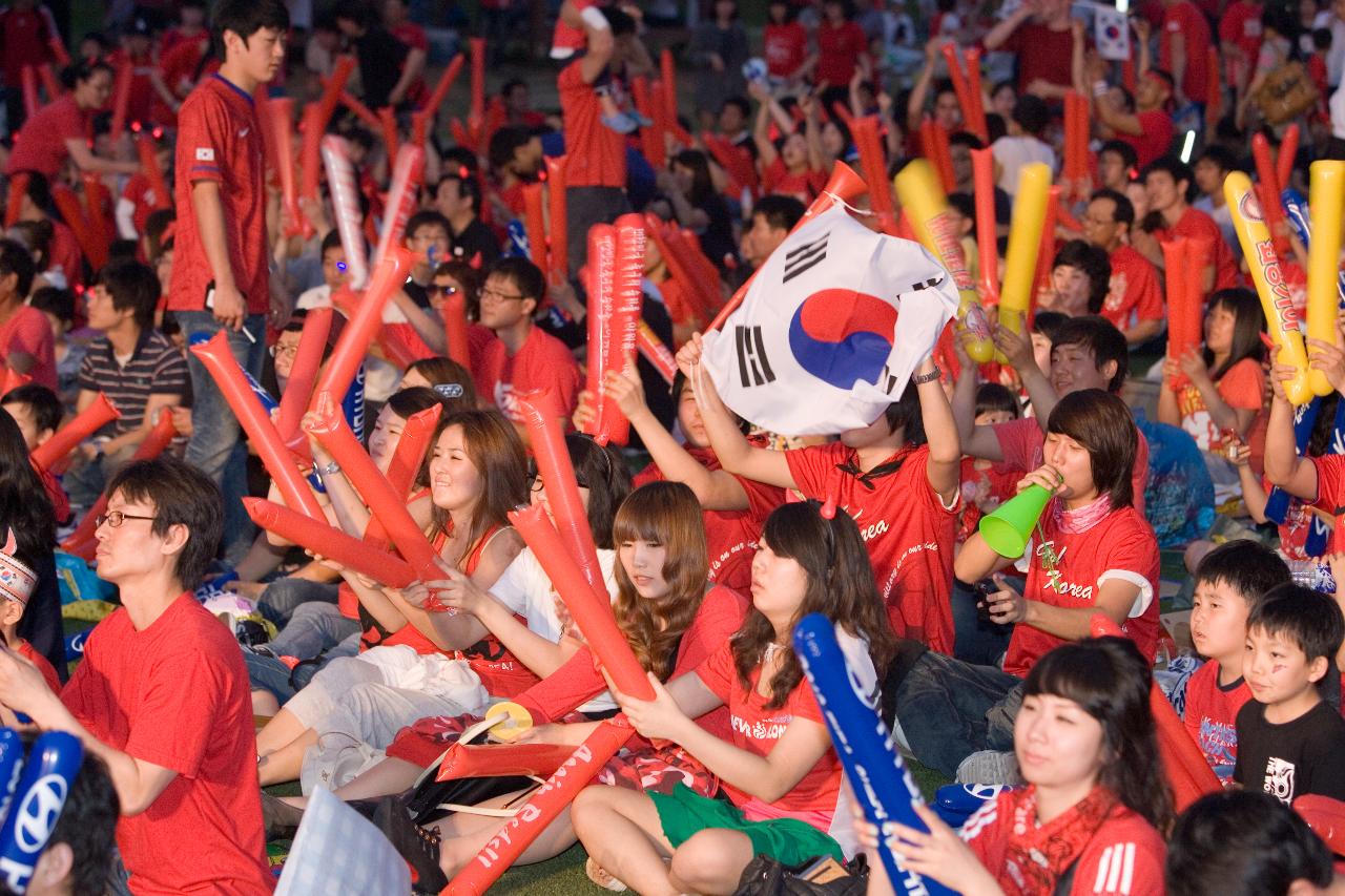 남아공 월드컵 거리응원 나온 막대풍선을 든 시민들2