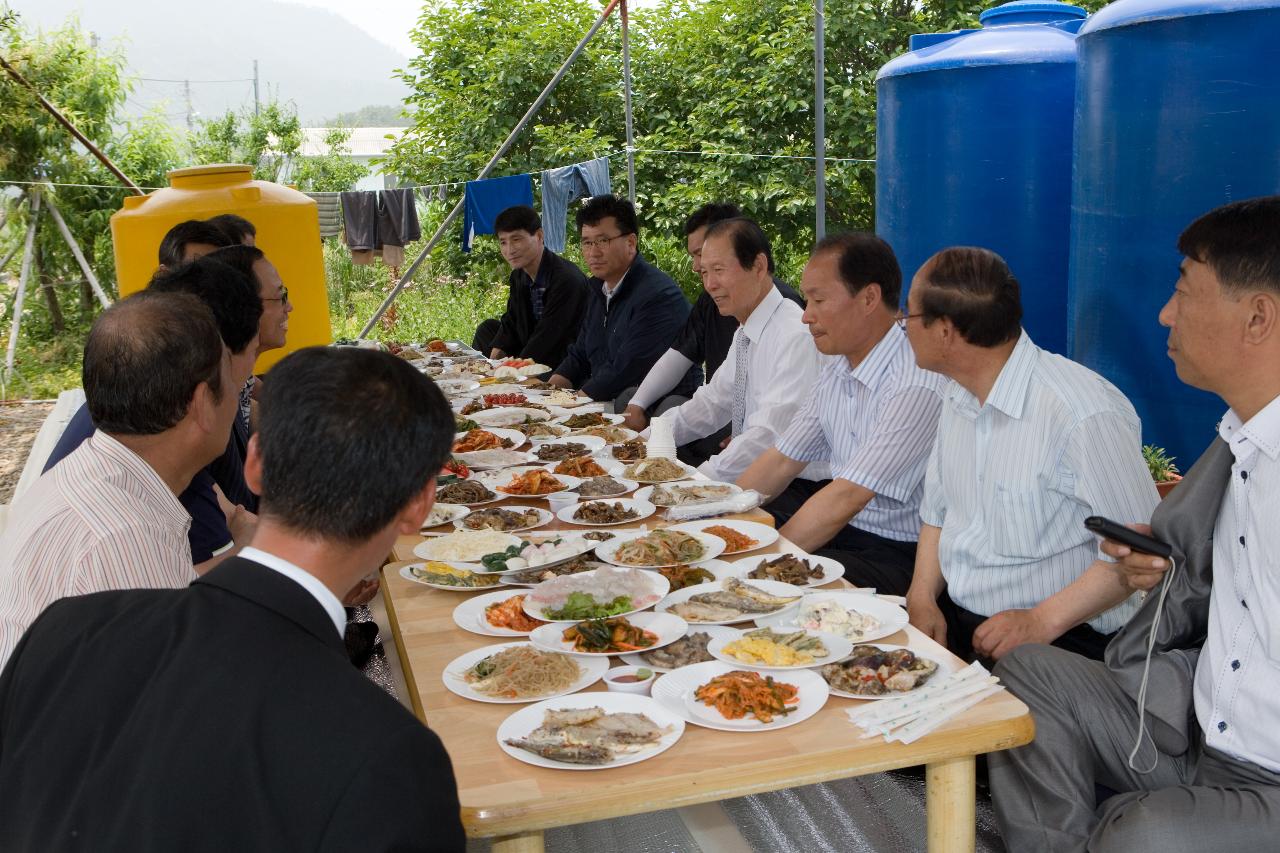 식사를 하시는 시장님과 임원들