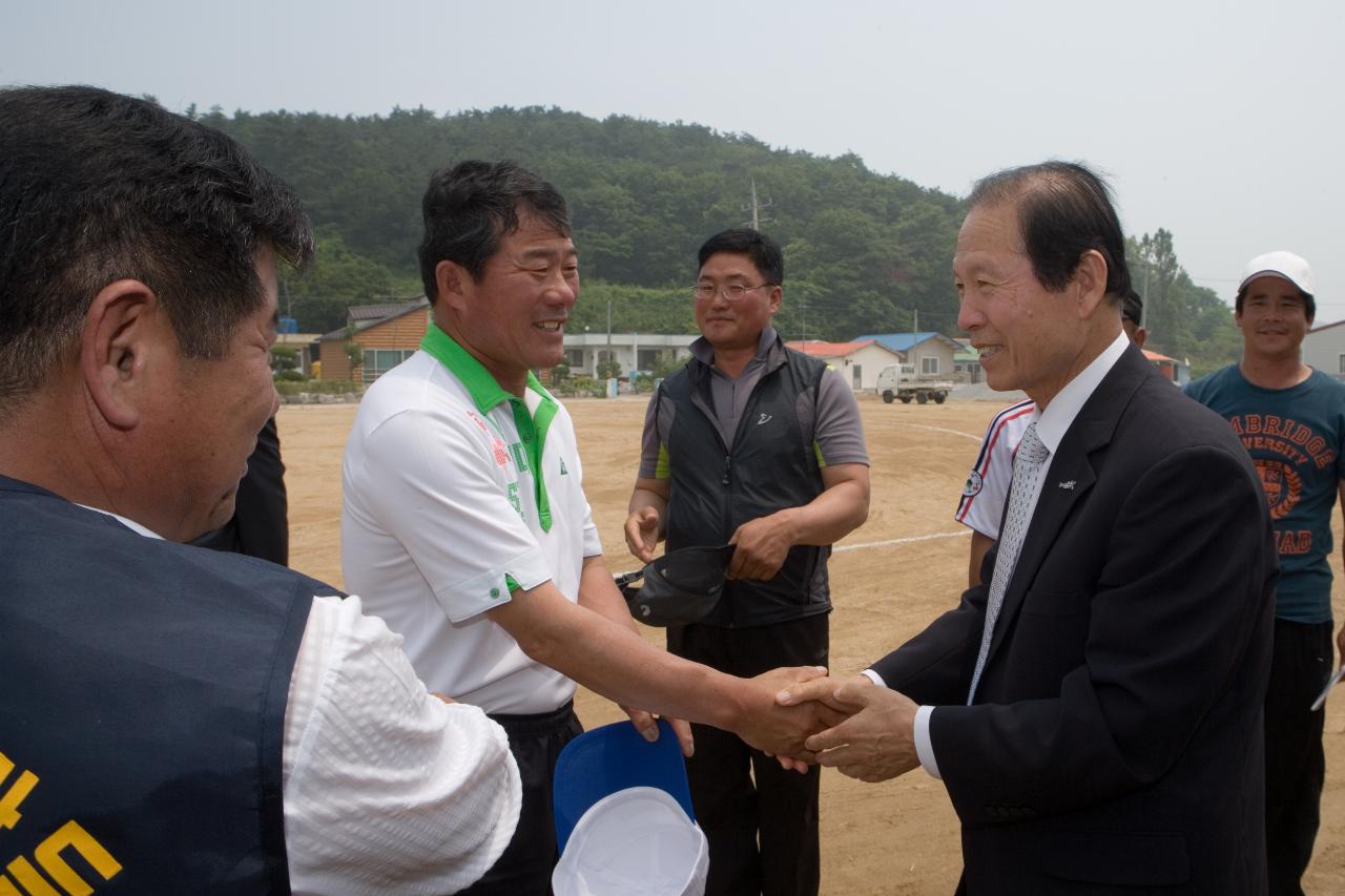 고군산 청년회 임원분들과 인사를 나누시는 시장님9