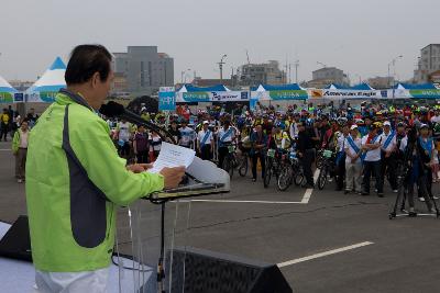 무대를 바라보는 참가자들 앞에서 축사를 하시는 시장님2