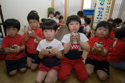 직접 만든 요리를 들고 사진을 찍은 아이들 모습1