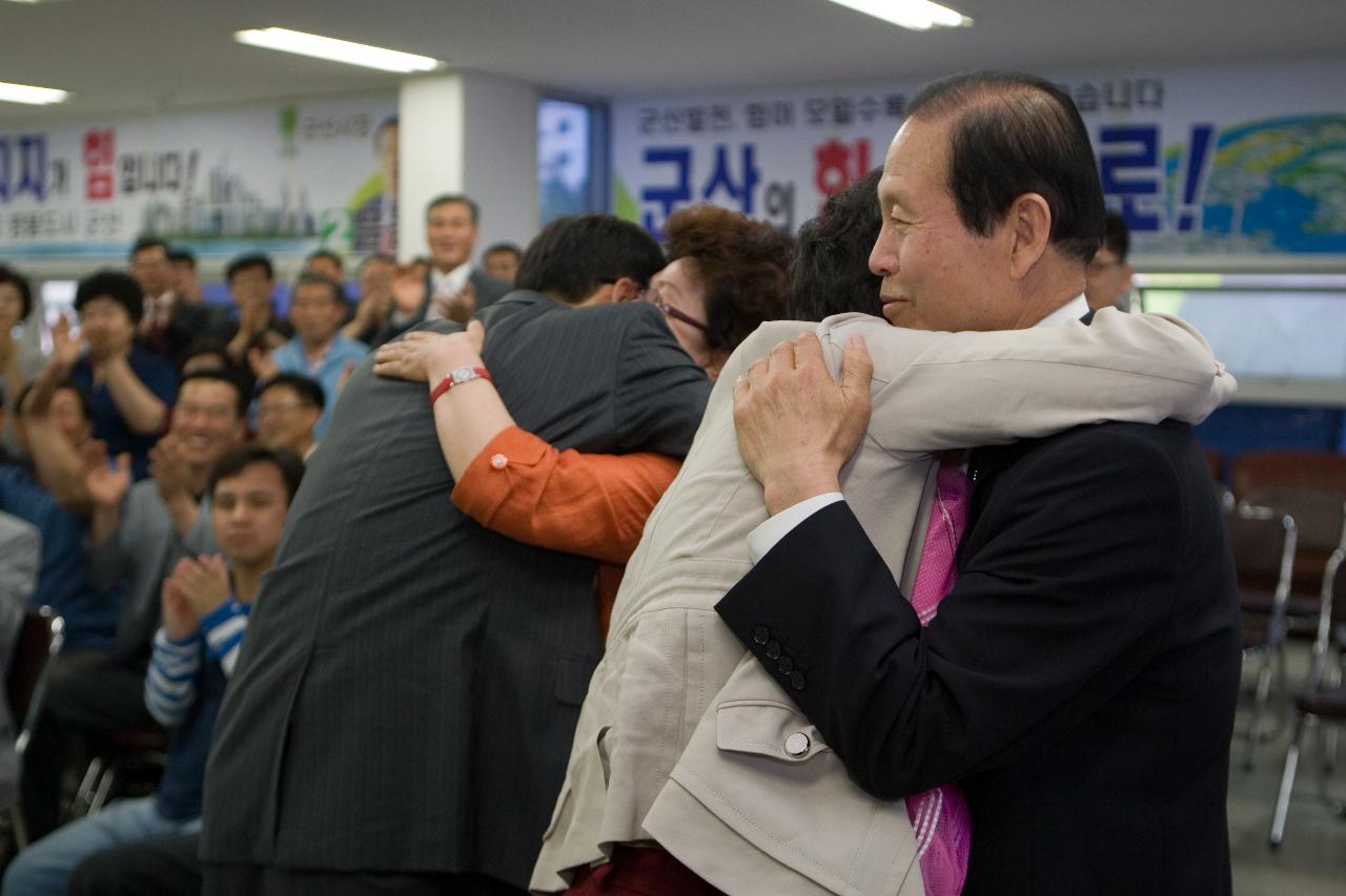 당선이 확정되자 축하포옹을 하는 시장님과 관계인사들3