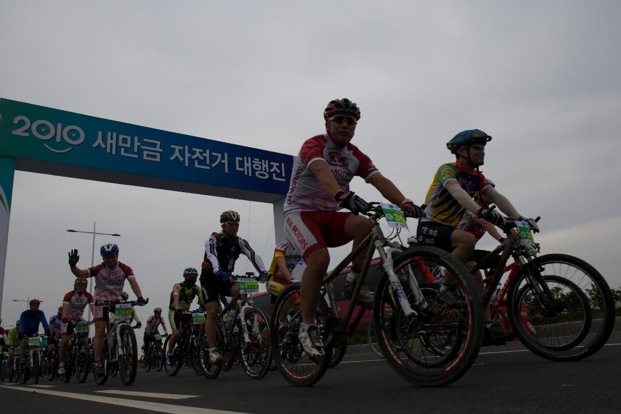 새만금 자전거 대행진에 참여한 시민들이 자전거를 타고 출발하는 모습22