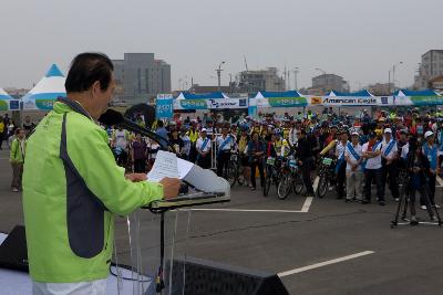 무대를 바라보는 참가자들 앞에서 축사를 하시는 시장님1