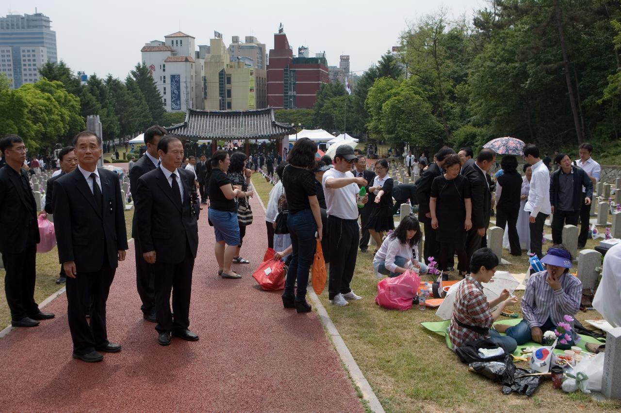 제사를 지내는 시민들을 바라보는 시장님과 관계인사들