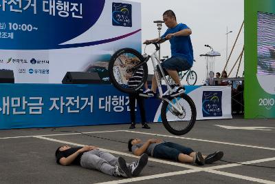 자전거 뒷바퀴로만 사람을 뛰어넘는 묘기를 보여주는 모습3