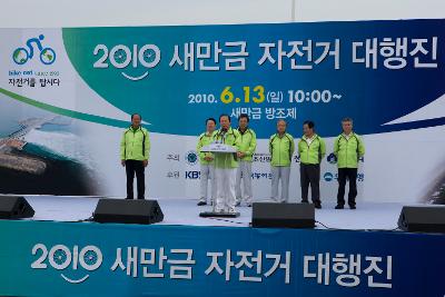 무대에서 관계인사들이 서있는 앞에서 행사 축사하시는 시장님2