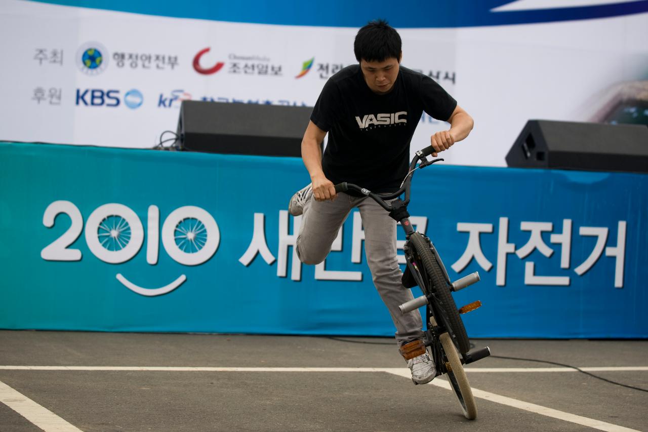 무대위에서 자전거 묘기를 부리는 시민의 모습8