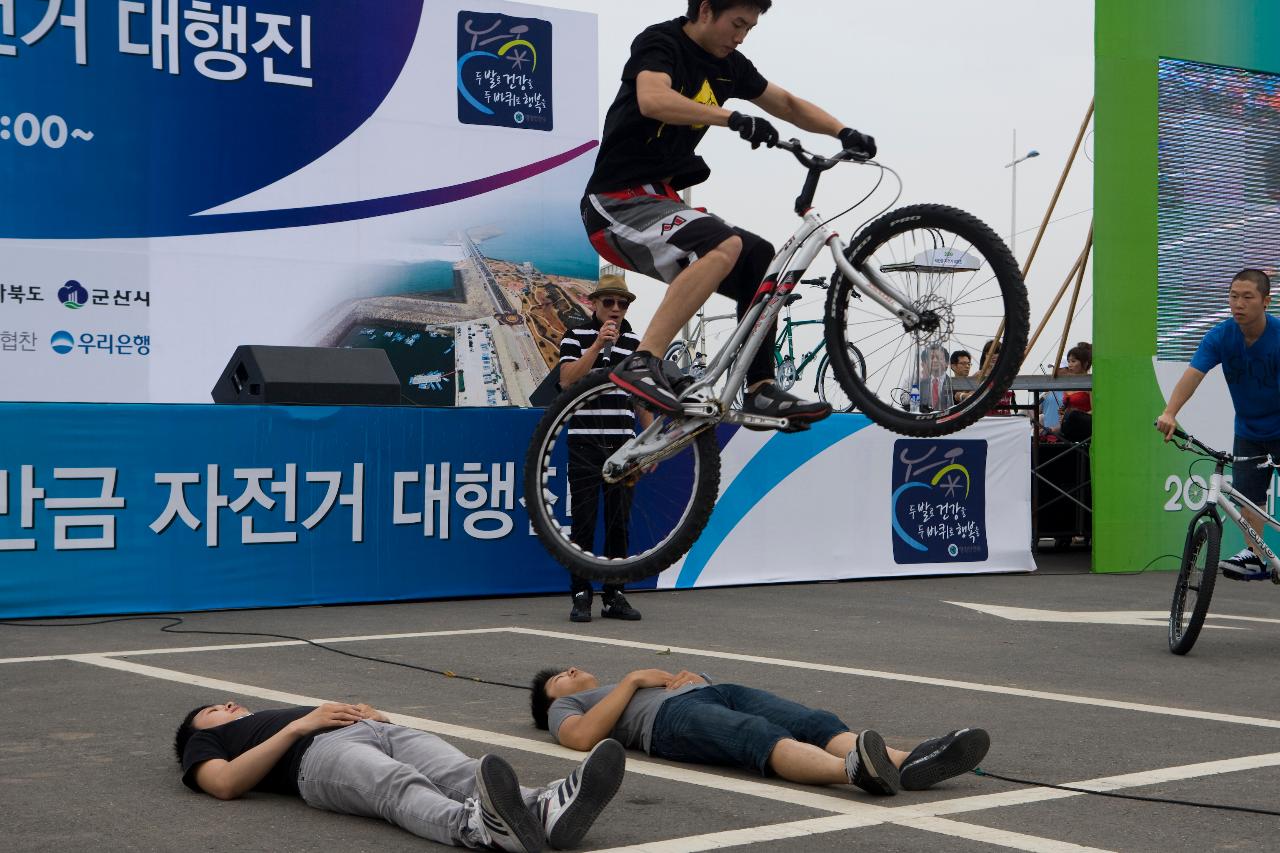 자전거 뒷바퀴로만 사람을 뛰어넘는 묘기를 보여주는 모습2