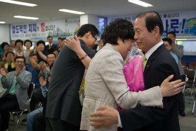 당선이 확정되자 축하포옹을 하는 시장님과 관계인사들1