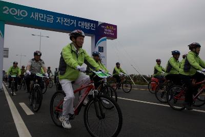 새만금 자전거 대행진 출발하는 시장님과 관계인사들4