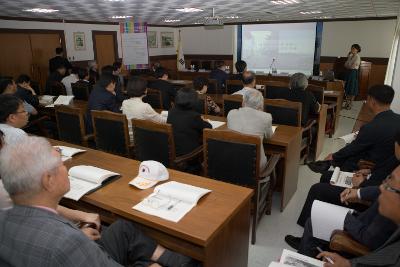 새만금개발 비전세미나에 참석한 직원들과 설명하는 여직원의 모습1