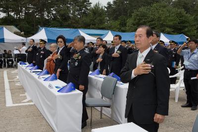 군산교도소 100주년 기념식에 참석해 국기에 대한 경례를 하고 계신 시장님과 관계자들1