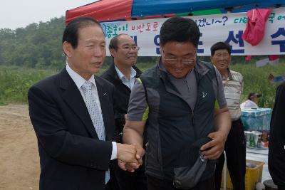 고군산 청년회 임원분들과 인사를 나누시는 시장님10