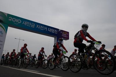 새만금 자전거 대행진에 참여한 시민들이 자전거를 타고 출발하는 모습27