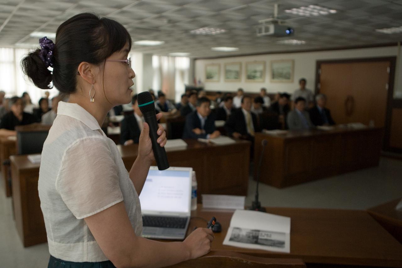 새만금개발 비전세미나에 참석한 직원들과 설명하는 여직원의 모습2