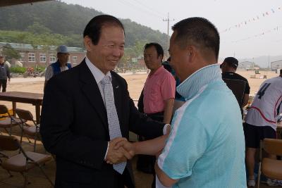 고군산 청년회 임원분들과 인사를 나누시는 시장님3