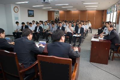 말씀하시는 시장님을 바라보는 심사위원단과 시민들2