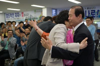 당선이 확정되자 축하포옹을 하는 시장님과 관계인사들2