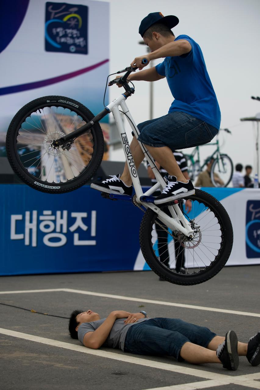 무대위에서 자전거 묘기를 부리는 시민의 모습11