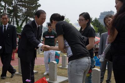 제사를 지내러 온 시민과 악수를 하는 시장님