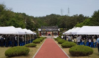 현충일 추념비가 멀리보이도록 뒤에서 찍은 현충일추념식 행사장