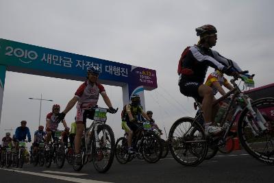 새만금 자전거 대행진에 참여한 시민들이 자전거를 타고 출발하는 모습23