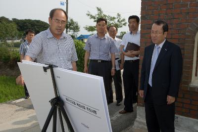 옥구소도읍 육성사업 추진사항 글을 보며 설명을 들으시는 부시장님1